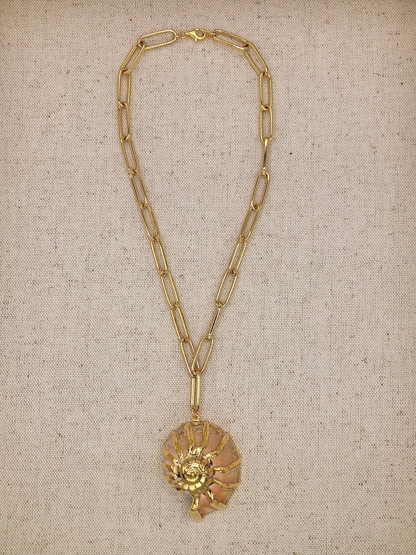 Seashell Pendent on Chunky Gold Link Chain Necklace