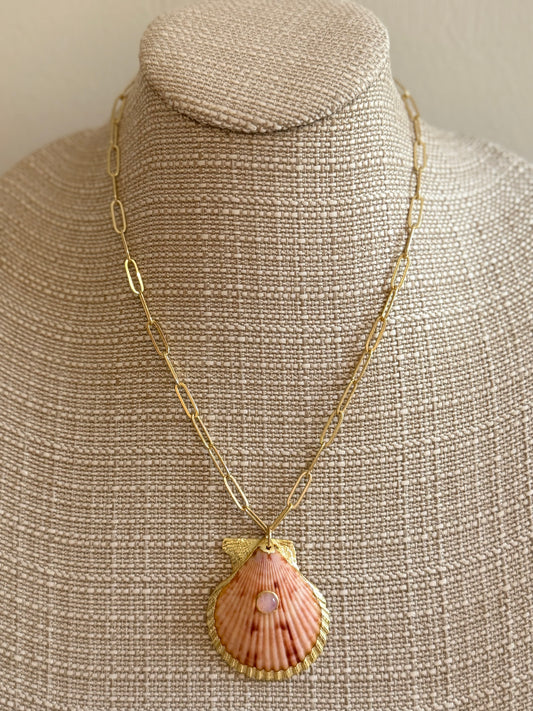 Seaside Necklace with Gem Scallop Shell