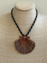 Load image into Gallery viewer, Paracord Necklace with Seashell Pendent