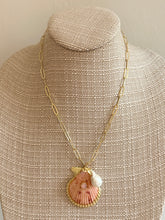 Load image into Gallery viewer, Seaside Necklace with Gem Scallop Shell