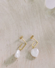 Load image into Gallery viewer, Mother of Pearl Gold Drop Earrings